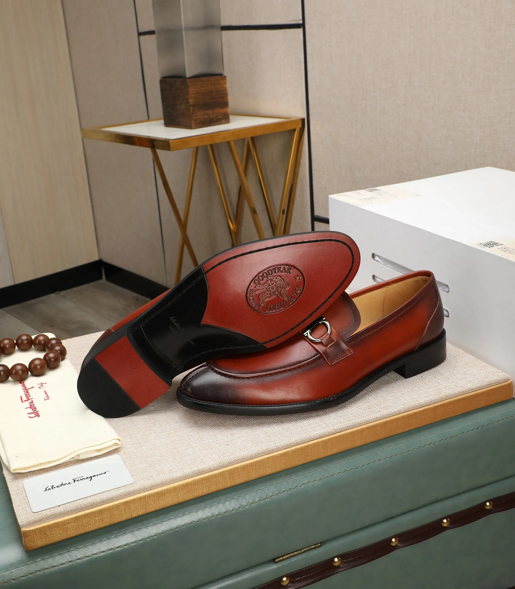 Men's shoes 💰540📛📛(water-dyed cowhide) Salvatore Ferragamo high-end (Salvatore Ferragamo) is the world's top luxury footwear brand. It comes from the fashion kingdom of Italy and is famous all over the world for its traditional handmade design and novel styles...🚶🏻🚶🏻New suit shoes are available simultaneously at the counter. This model is purely handmade. The fabric is imported from Italy's original first-layer cowhide. Soft water-dyed cowhide lining. Original authentic outsole🌀🌀Size: 38➖44 (45 customized)